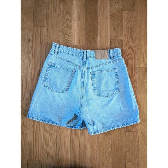 Zara Light Wash High Rise Mom Jean Shorts Size 10 Distressed Style - Picture 2 of 3